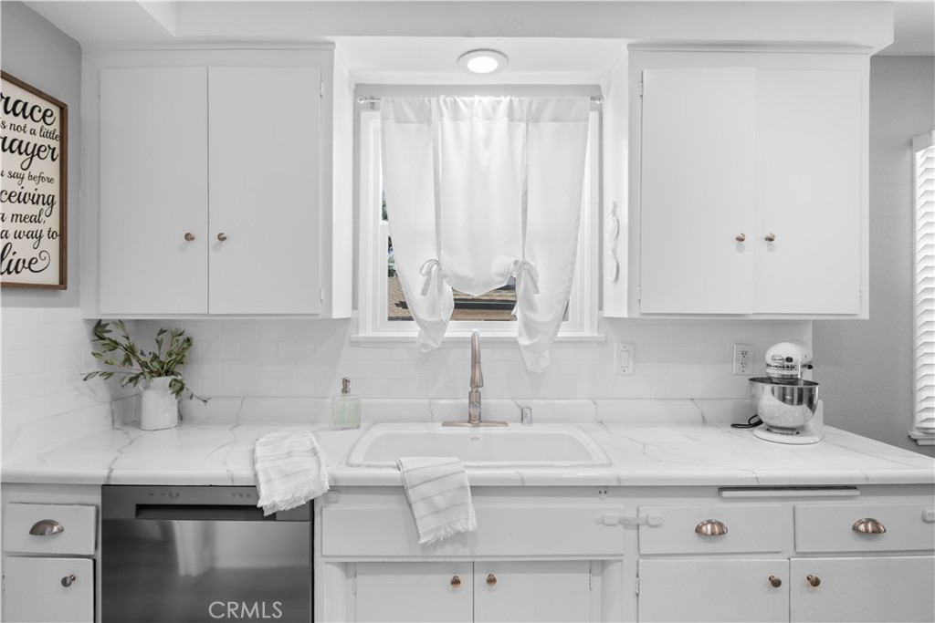 https://media.crmls.org/medias/77292690-0cdc-48b6-b275-a0d62293b71b.jpg?preset=X-Large