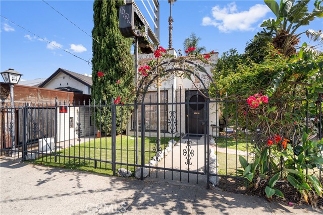 11170 Burbank Boulevard, North Hollywood CA: https://media.crmls.org/medias/772a12fd-3d25-4ea3-8f97-cd2795394a19.jpg