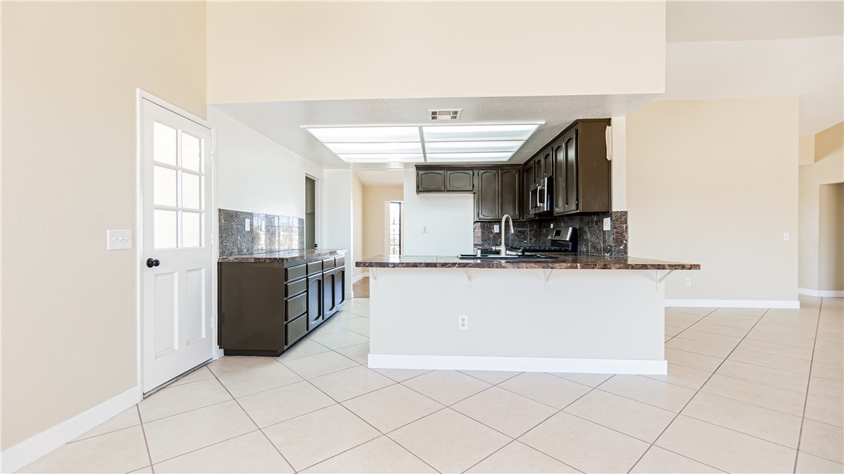 Detail Gallery Image 15 of 22 For 13677 Ivanpah Rd, Apple Valley,  CA 92308 - 3 Beds | 2 Baths