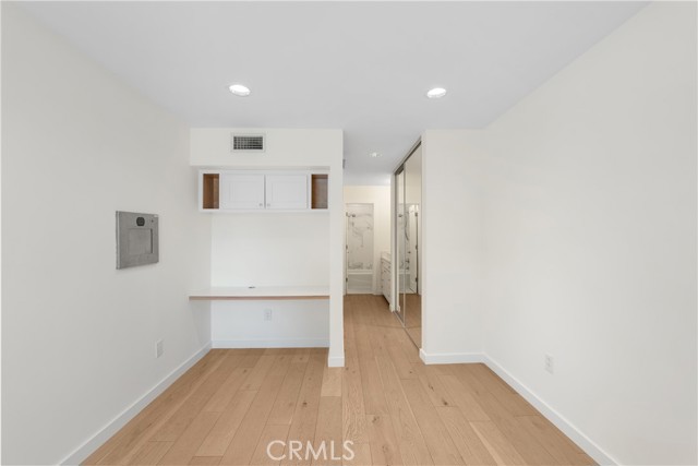 Image 13 of 33 For 5257 Radford Ave  101