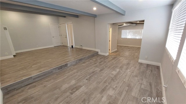 Detail Gallery Image 3 of 22 For 8649 Cantaloupe Ave, Panorama City,  CA 91402 - 3 Beds | 3 Baths