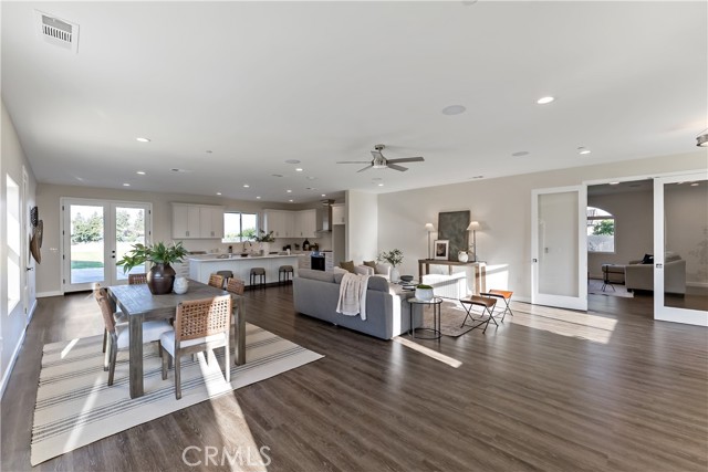 Detail Gallery Image 4 of 34 For 286 N Locan Ave, Fresno,  CA 93737 - 5 Beds | 4/1 Baths