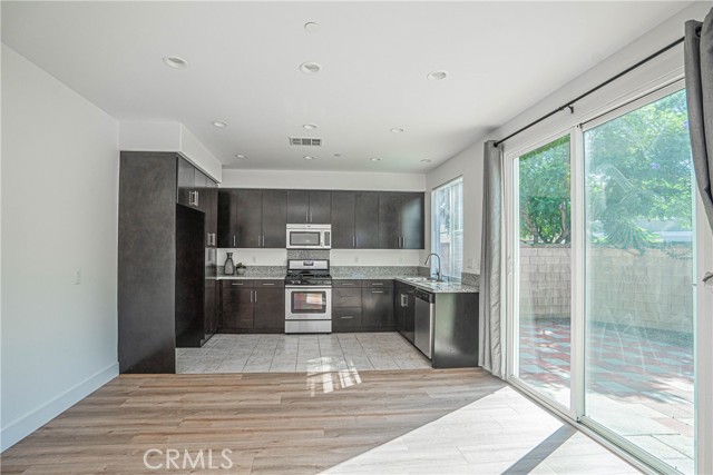 Detail Gallery Image 7 of 21 For 645 Liberation Way, Fullerton,  CA 92832 - 3 Beds | 2/1 Baths