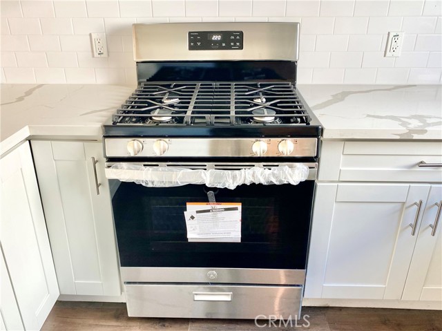 Detail Gallery Image 12 of 39 For 7327 Kester Ave #6,  Van Nuys,  CA 91405 - 4 Beds | 3/1 Baths