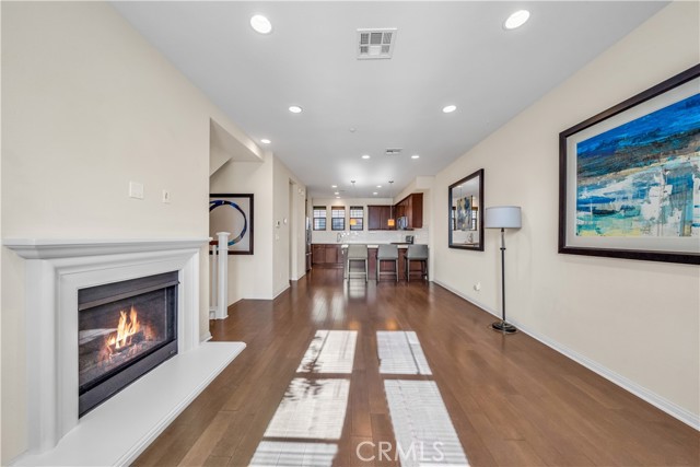 Detail Gallery Image 7 of 26 For 14102 W Chapparel Ln, Van Nuys,  CA 91405 - 2 Beds | 2/1 Baths