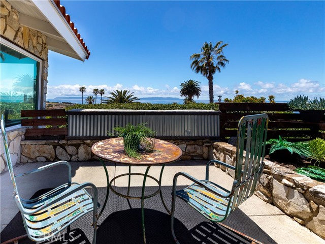 Nice PV Stone rock wall patio