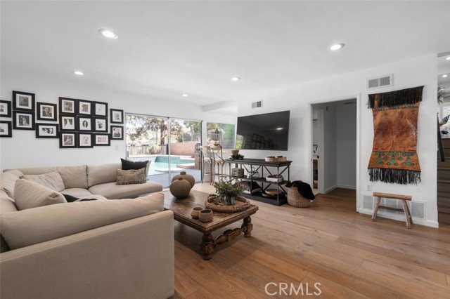 Detail Gallery Image 6 of 16 For 3960 Ellenita, Tarzana,  CA 91356 - 3 Beds | 3 Baths