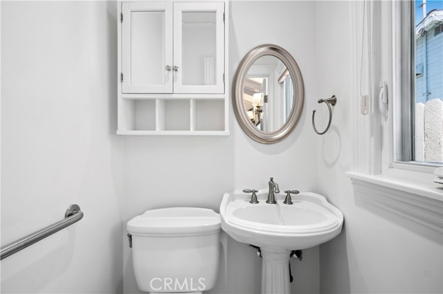 541 Thalia Street, Laguna Beach CA: https://media.crmls.org/medias/773f65b7-b8f9-4e22-b8ec-60567455541c.jpg