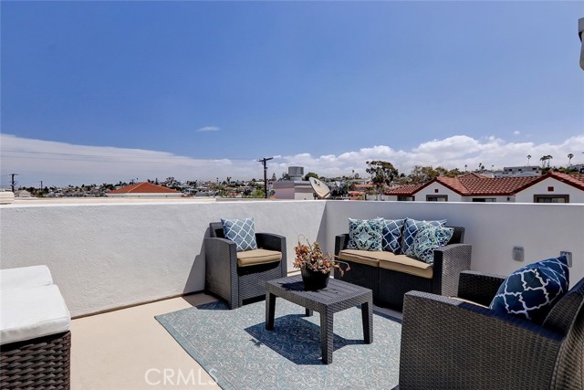 726 1st Place, Hermosa Beach, California 90254, 4 Bedrooms Bedrooms, ,3 BathroomsBathrooms,Residential,Sold,1st,SB22091741