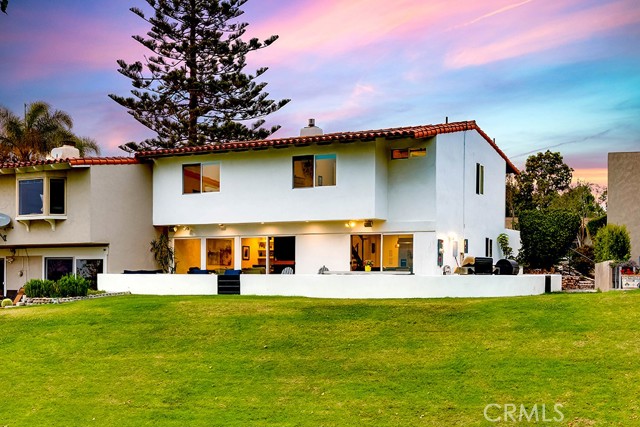 2111 Vista Entrada, Newport Beach CA: https://media.crmls.org/medias/77463704-7641-4704-80af-157d4b231472.jpg