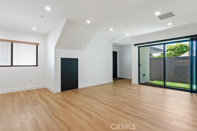 Detail Gallery Image 7 of 14 For 2631 Cochran Ave, Los Angeles,  CA 90016 - 3 Beds | 2/1 Baths