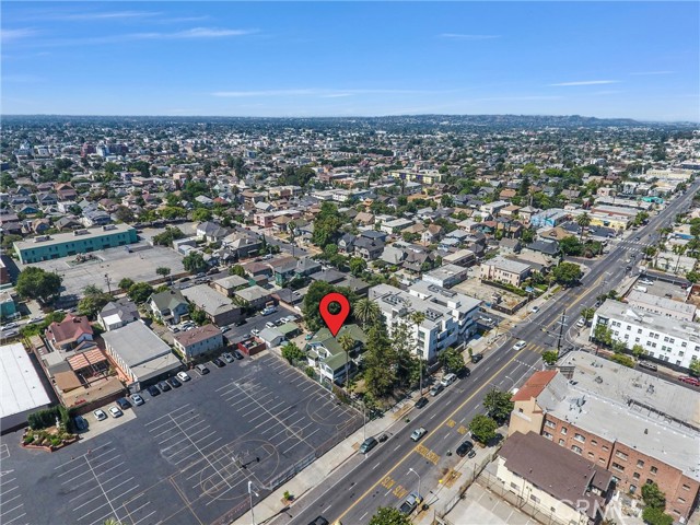 1470 W Adams Boulevard, Los Angeles CA: https://media.crmls.org/medias/77473085-69b2-424a-82c4-a6e993292f9f.jpg