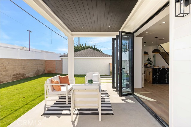 Detail Gallery Image 2 of 34 For 22002 Ocean Ave, Torrance,  CA 90503 - 4 Beds | 4/1 Baths