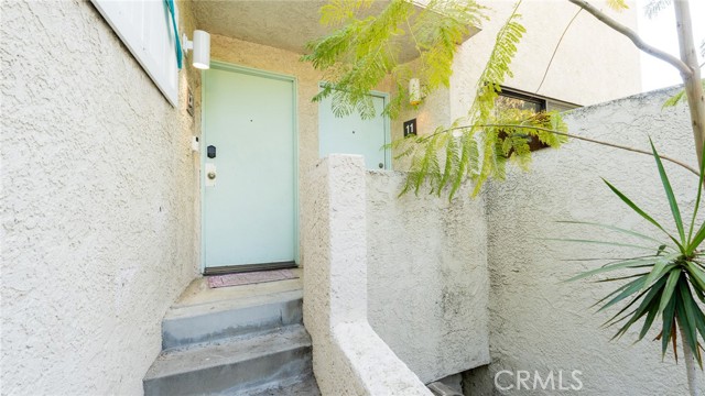 Detail Gallery Image 2 of 29 For 7311 Kester Ave #11,  Van Nuys,  CA 91405 - 2 Beds | 2/1 Baths