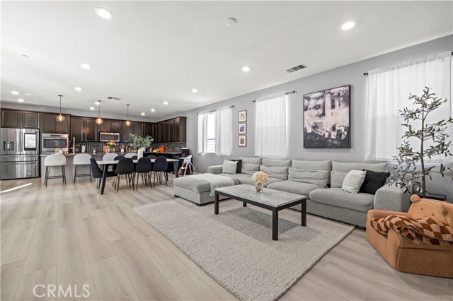 Detail Gallery Image 11 of 60 For 24106 Village Cir, Valencia,  CA 91354 - 4 Beds | 3 Baths