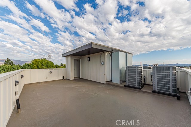 Detail Gallery Image 24 of 27 For 11839 1/2 Runnymede, North Hollywood,  CA 91605 - 4 Beds | 4 Baths