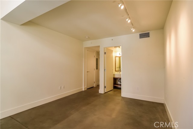 Detail Gallery Image 9 of 31 For 940 E 2nd St #20,  Los Angeles,  CA 90012 - 2 Beds | 2/1 Baths