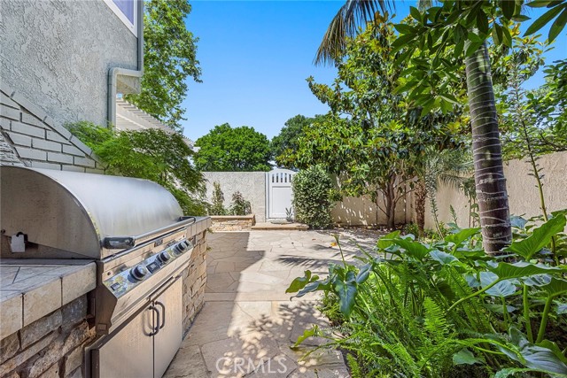 45 Colonial, Irvine CA: https://media.crmls.org/medias/77523877-e333-4c9f-a4df-44f57b310d76.jpg