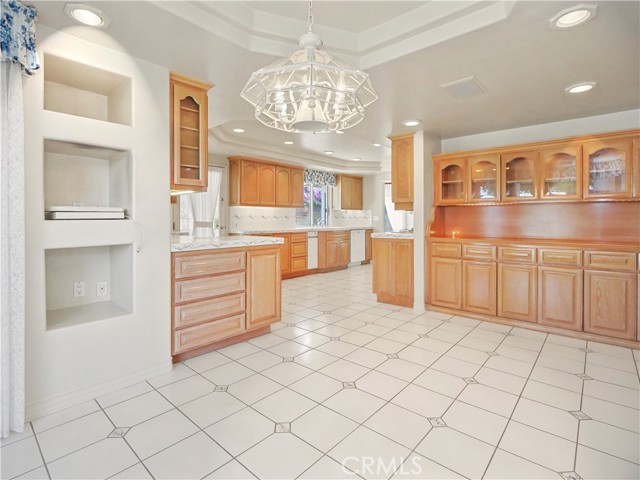 Breakfast nook to kitchen