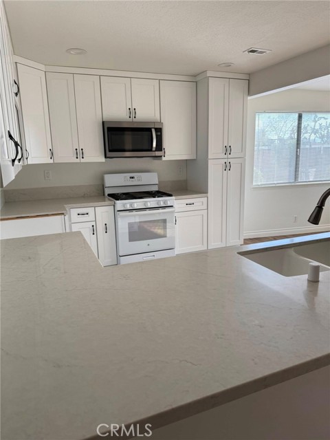 Detail Gallery Image 7 of 25 For 13564 Seminole, Apple Valley,  CA 92308 - 3 Beds | 2 Baths