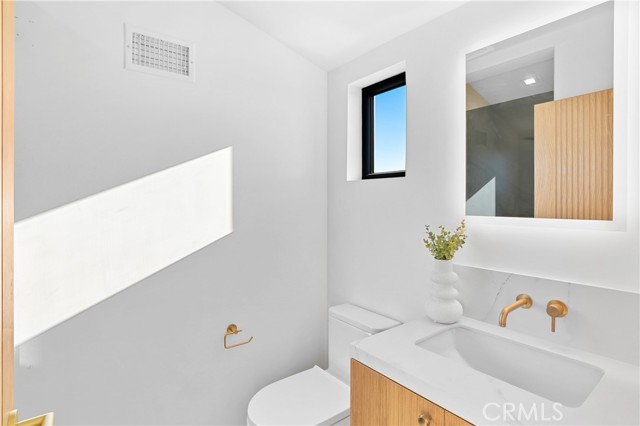 Detail Gallery Image 18 of 22 For 604 Narcissus Ave #1/2,  Corona Del Mar,  CA 92625 - 2 Beds | 2/1 Baths