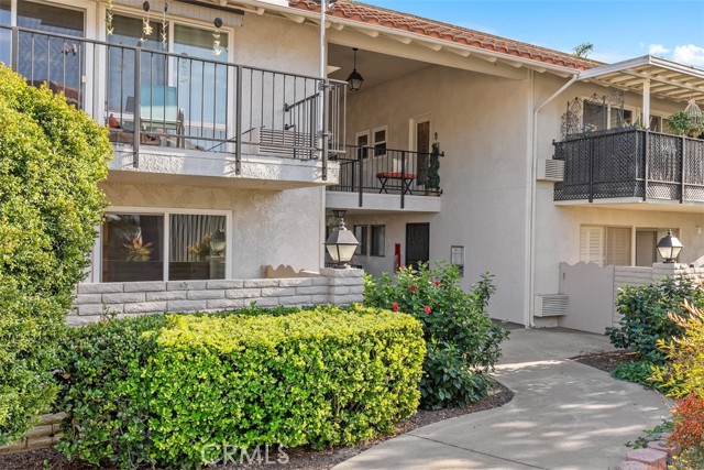 Detail Gallery Image 1 of 17 For 2271 via Puerta #D,  Laguna Woods,  CA 92637 - 2 Beds | 2 Baths