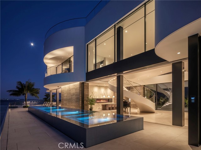 3 The Point, Coronado CA: https://media.crmls.org/medias/775d3ea3-1f5e-44bc-b34a-715abafbb0f3.jpg