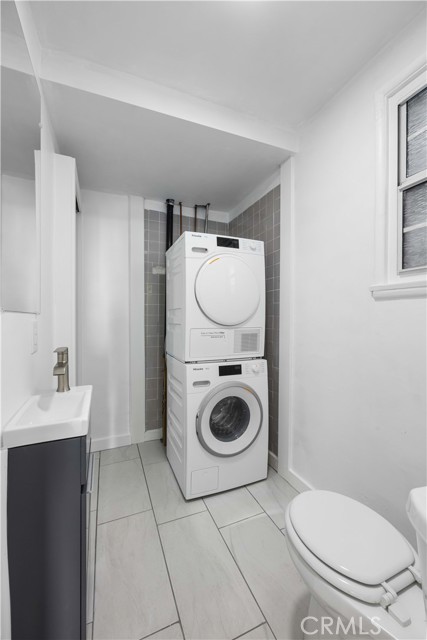 Detail Gallery Image 9 of 22 For 1303 N Beverly Glen Bld, Los Angeles,  CA 90077 - 1 Beds | 1/1 Baths