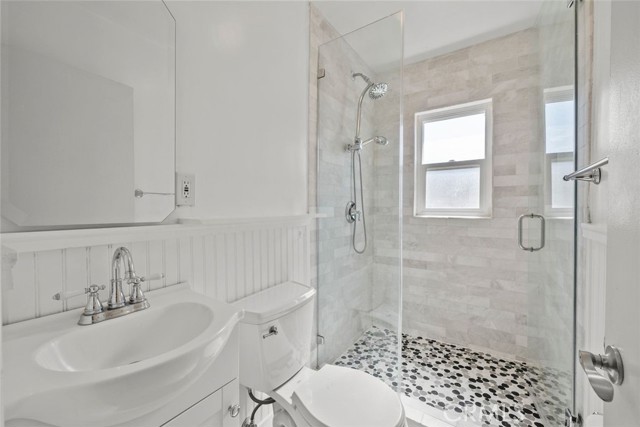 22232 Buena Ventura St, Woodland Hills CA: https://media.crmls.org/medias/77620d83-b6b0-4f40-a574-834b8fd85f53.jpg