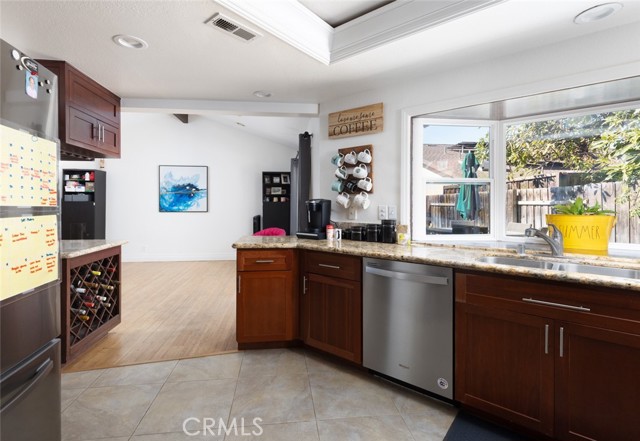 262 S La Linda Drive, Orange CA: https://media.crmls.org/medias/7762c890-49cc-477c-94b8-db8b8e182240.jpg