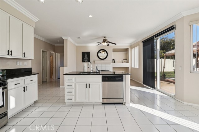 Detail Gallery Image 14 of 47 For 5667 Dartmoor Cir, Oceanside,  CA 92057 - 4 Beds | 3 Baths