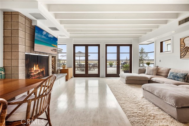 Detail Gallery Image 14 of 45 For 235 Canal St, Newport Beach,  CA 92663 - 4 Beds | 3/1 Baths