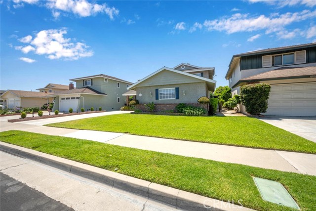 6786 Molokai Drive, Cypress CA: https://media.crmls.org/medias/77677e89-04d8-4767-bbe4-a5eec770fad1.jpg
