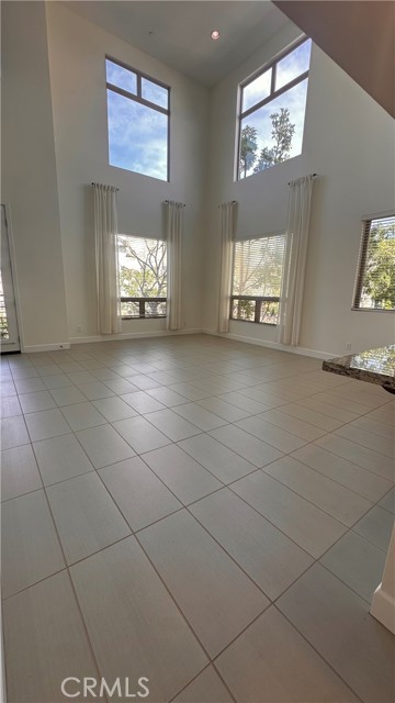 27 SOHO, Irvine CA: https://media.crmls.org/medias/7767b289-2c39-4efb-a609-40706385470e.jpg