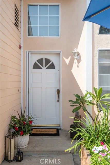 Front door has a hidden retractable screen for summer days.