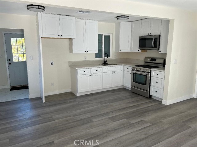 Detail Gallery Image 6 of 17 For 3475 Skylane, Jurupa Valley,  CA 92509 - 3 Beds | 2 Baths