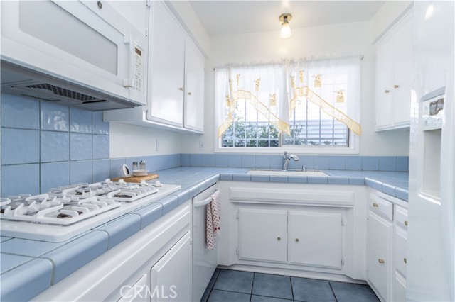 Detail Gallery Image 15 of 34 For 8811 Hayvenhurst Ave, North Hills,  CA 91343 - 4 Beds | 2 Baths