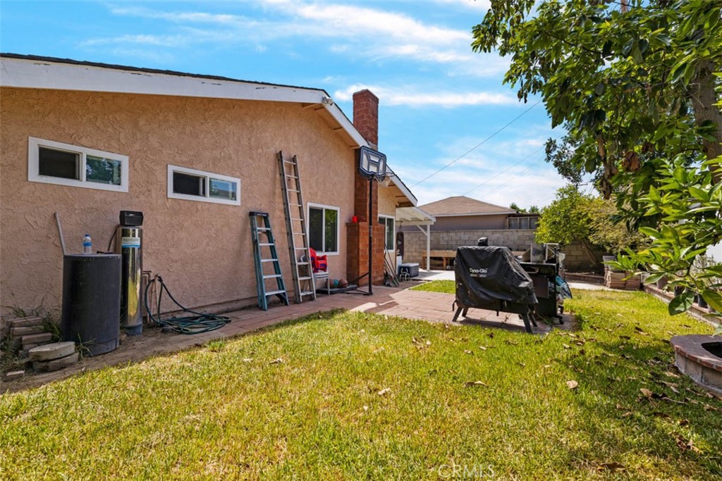 1523 W 12th Street