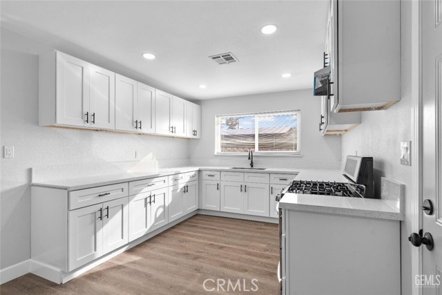 Detail Gallery Image 10 of 28 For 3013 Arnold St, Bakersfield,  CA 93305 - 3 Beds | 2 Baths