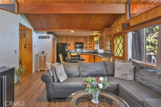 Detail Gallery Image 5 of 27 For 1121 Chateau Dr, Crestline,  CA 92325 - 2 Beds | 2 Baths