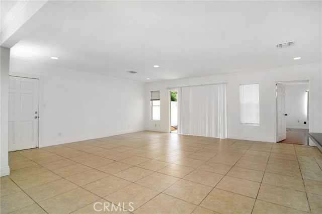 Detail Gallery Image 7 of 27 For 19324 Victory Bld, Reseda,  CA 91335 - 4 Beds | 3 Baths