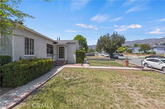 2505 North Keystone Street, Burbank CA: https://media.crmls.org/medias/7774e967-6d8e-49bc-8fec-46cf84e47534.jpg