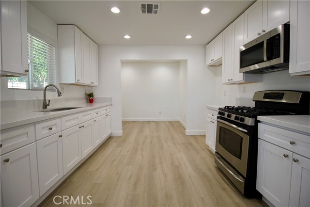 Detail Gallery Image 4 of 21 For 836 W 9th St, Corona,  CA 92882 - 3 Beds | 2 Baths