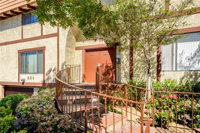 Detail Gallery Image 2 of 24 For 251 W Dryden St #16,  Glendale,  CA 91202 - 2 Beds | 1/1 Baths