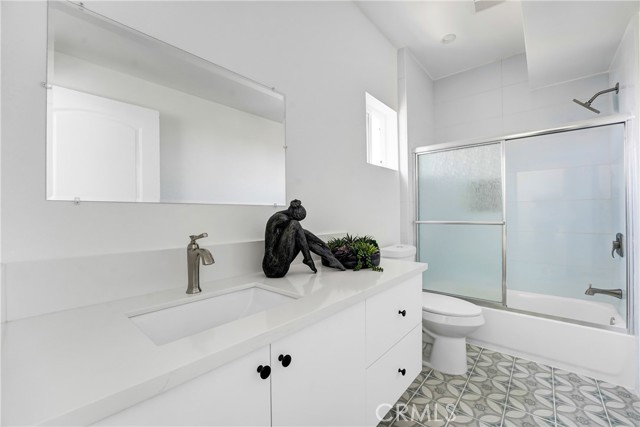 Detail Gallery Image 12 of 16 For 11960 Vanowen Ave, North Hollywood,  CA 91605 - 4 Beds | 3/1 Baths