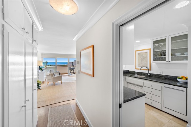 234 Cliff Drive, Laguna Beach CA: https://media.crmls.org/medias/777cf975-e715-4b5b-b8fd-e8330c2b842f.jpg