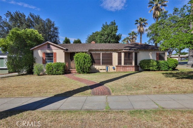 555 S Center St., Redlands CA: https://media.crmls.org/medias/777fff55-0114-44a2-b520-15f0c0f83f0a.jpg