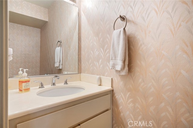 Detail Gallery Image 13 of 38 For 9555 via Venezia, Burbank,  CA 91504 - 3 Beds | 3 Baths