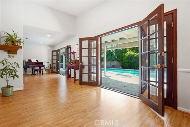 6233 Capistrano Avenue, Woodland Hills CA: https://media.crmls.org/medias/7784fd85-4c22-4e20-8d81-2366f20d7393.jpg