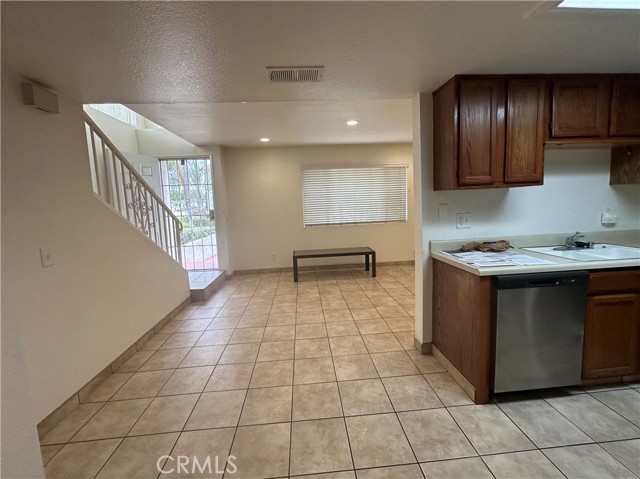 Detail Gallery Image 5 of 16 For 886 S Dudley St #L,  Pomona,  CA 91766 - 2 Beds | 1/1 Baths